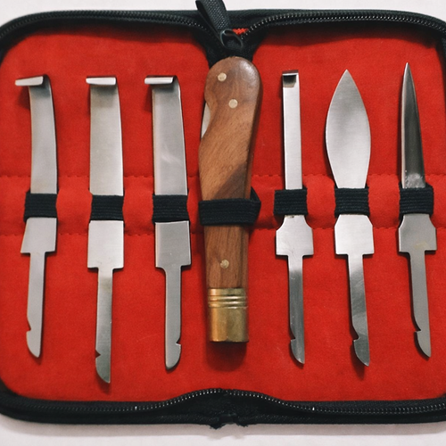 7-Piece Hoof Knife Set with Zippered Case – Farrier & Cattle Hoof Care Kit